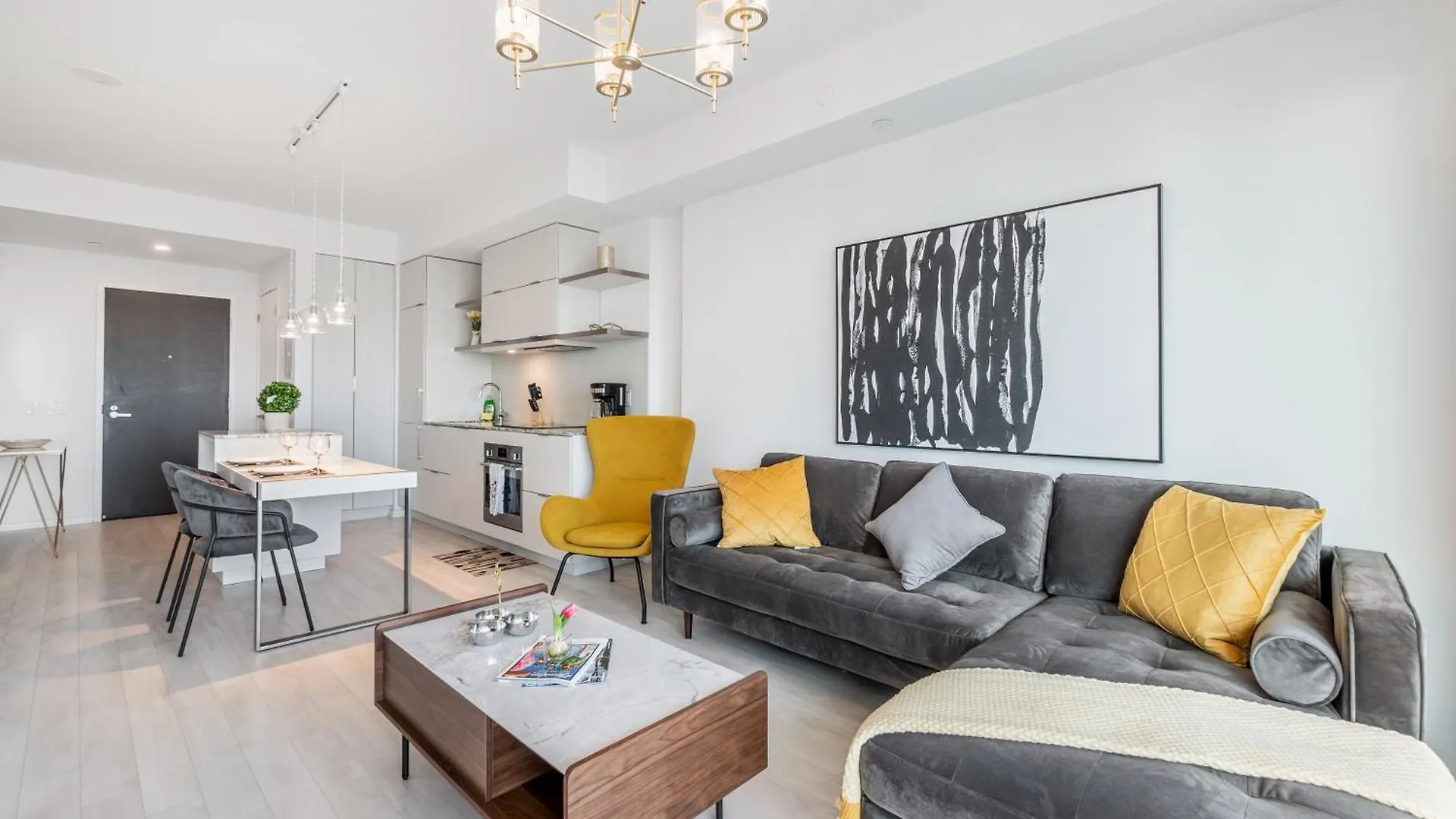 Designer 1Br Suite With Cn Tower, Skyline View Toronto Apartment