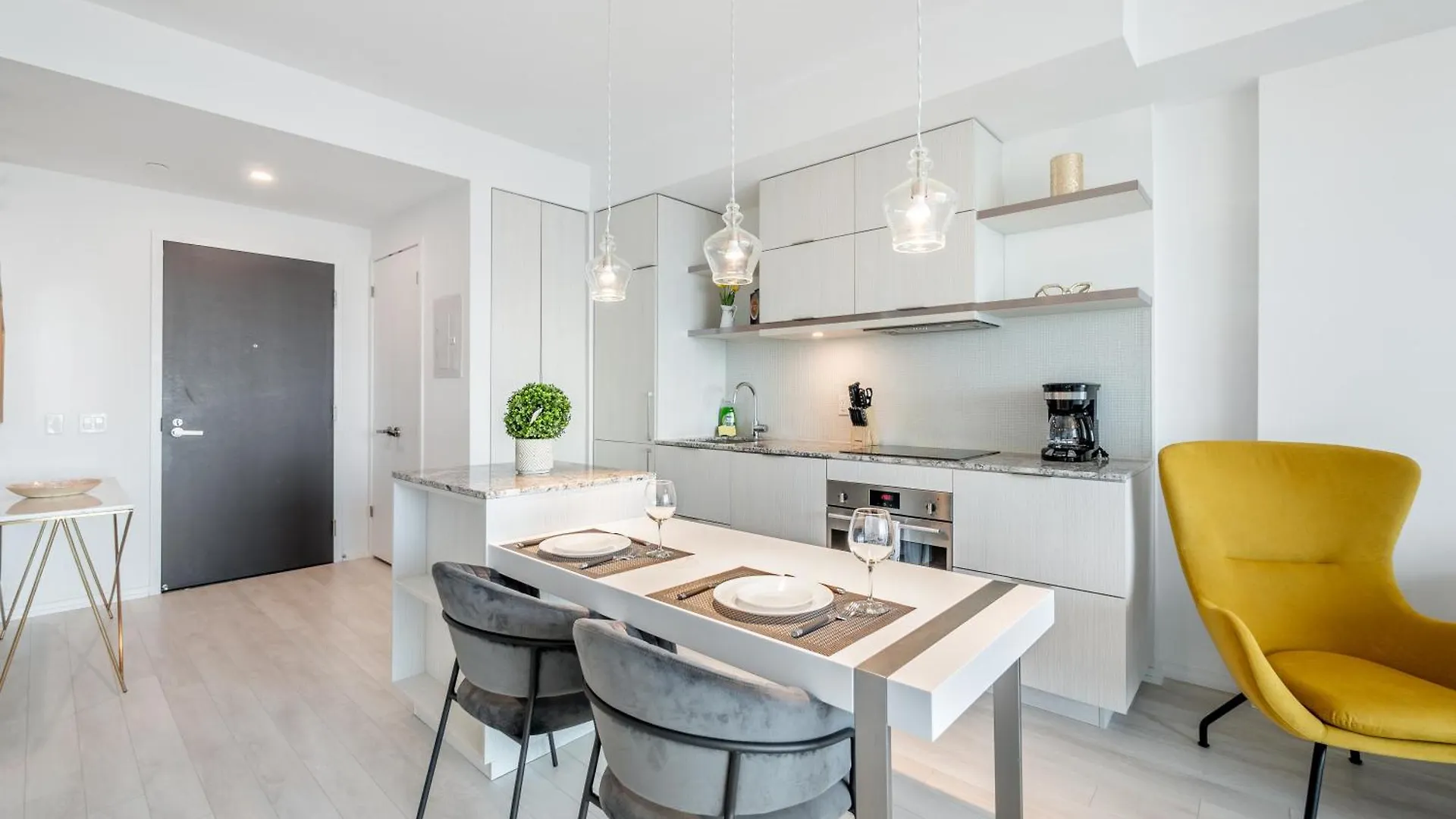 Designer 1Br Suite With Cn Tower, Skyline View Toronto Apartment