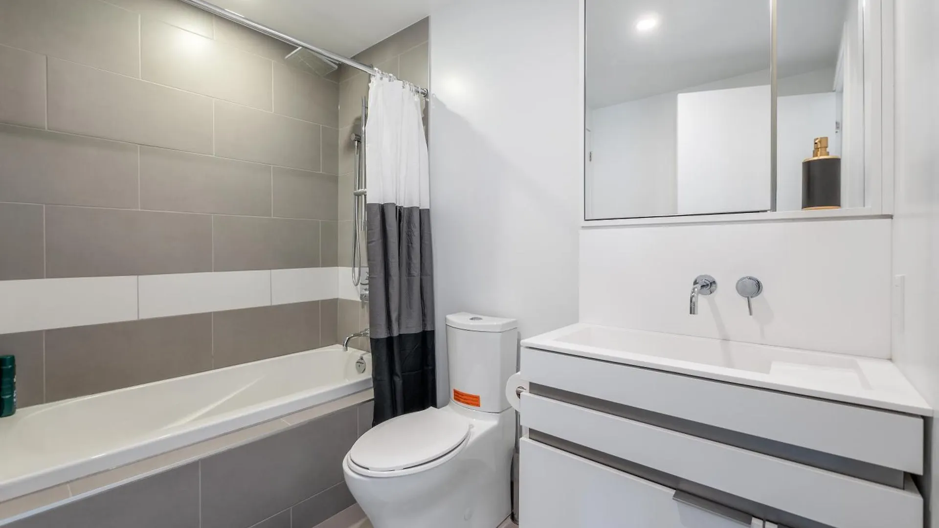 아파트 Designer 1Br Suite With Cn Tower, Skyline View 토론토 캐나다